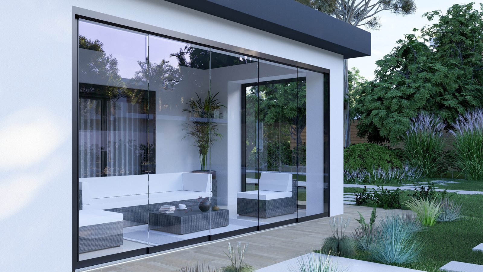 Glazen schuifwand 5-rail in zwart (RAL9005) met helder glas voor een veranda of overkapping.