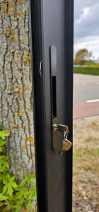 Vergrendelsysteem rechts voor een glazen schuifwand.
